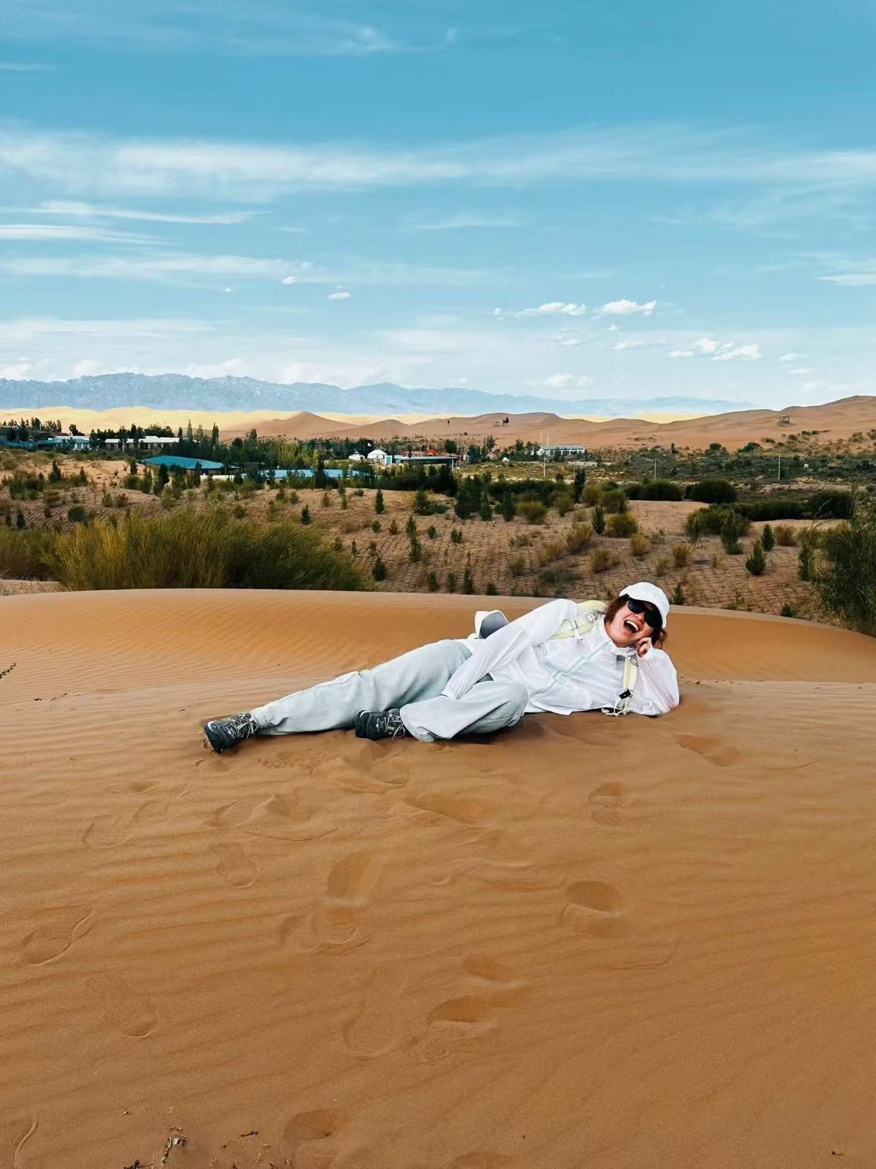 Bao Ruining in the desert